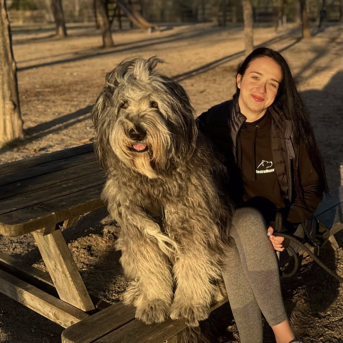 Paula Cebrián con Kooper, su perro